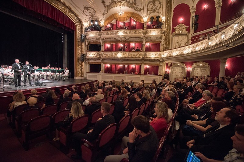 Koncert zahájili primátor Tomáš Macura a krajský vojenský ředitel Jaroslav Hrabec. Koncert zahájili primátor Tomáš Macura a krajský vojenský ředitel Jaroslav Hrabec.