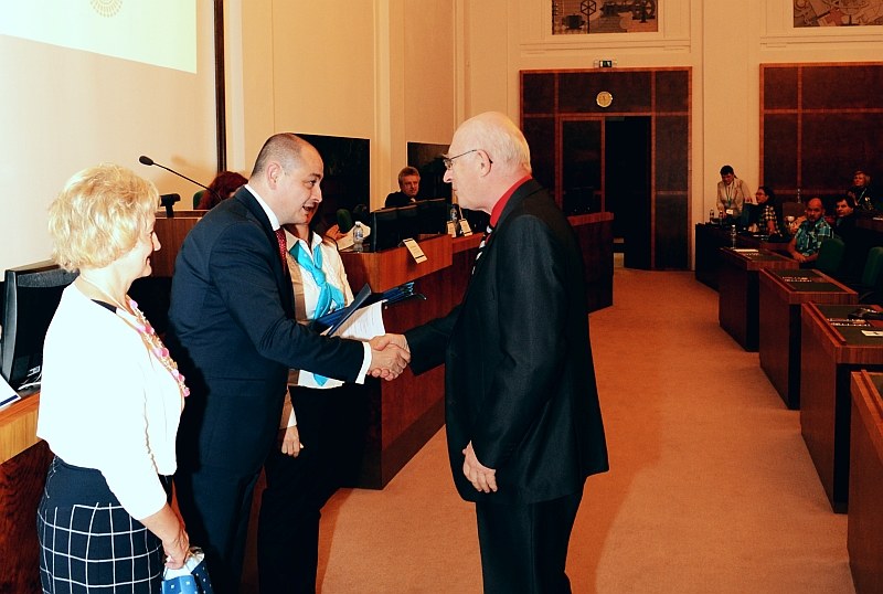 Náměstek Babinec také předal ocenění zástupcům nejlepších organizací v rámci projektu sdružených nákupů.