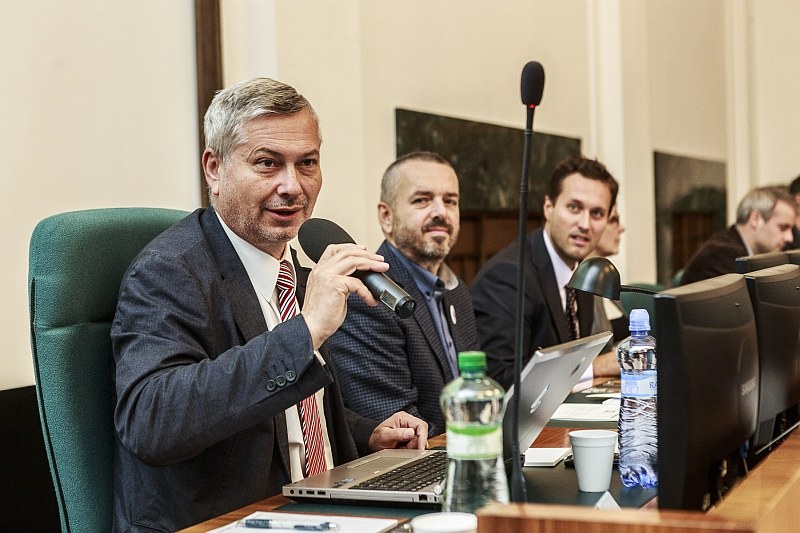 Primátor Petr Kajnar promlouvá k účastníkům konference