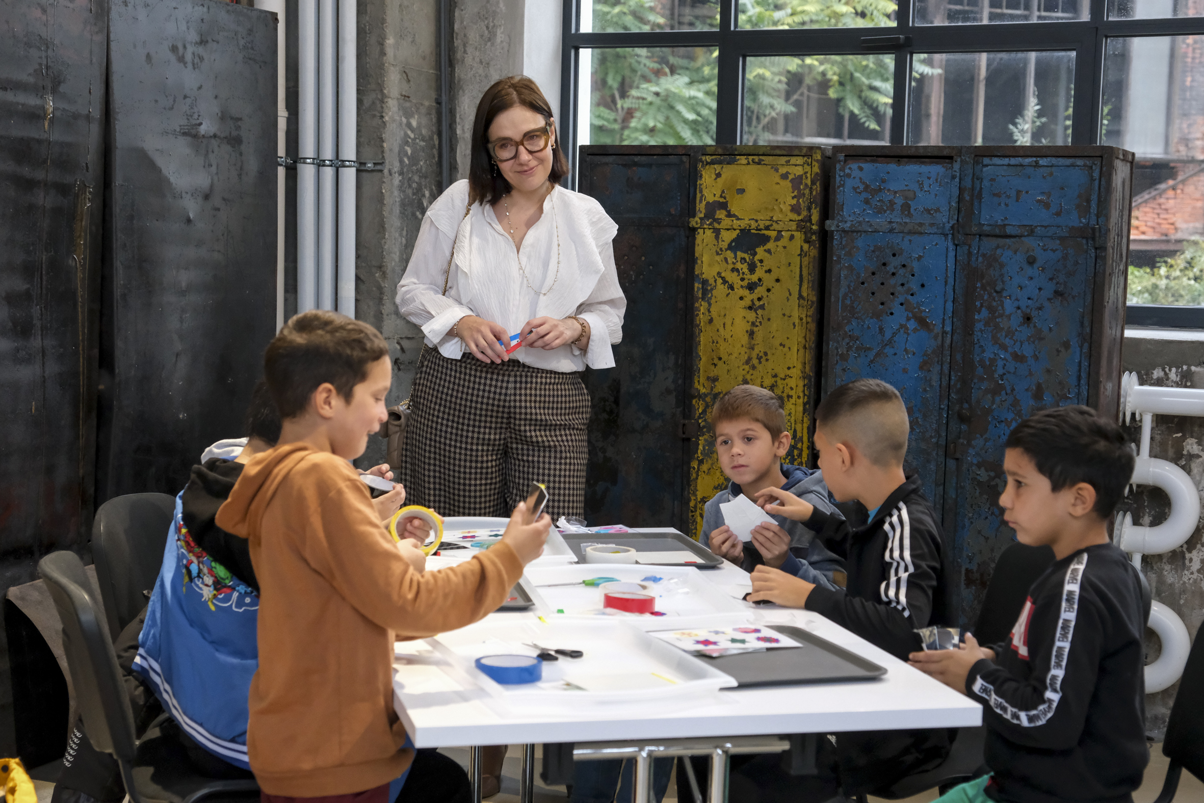 Náměstkyně primátora Andrea Hoffmannová mezi žáky během jednoho z workshopů. Foto: Adolf Horsinka