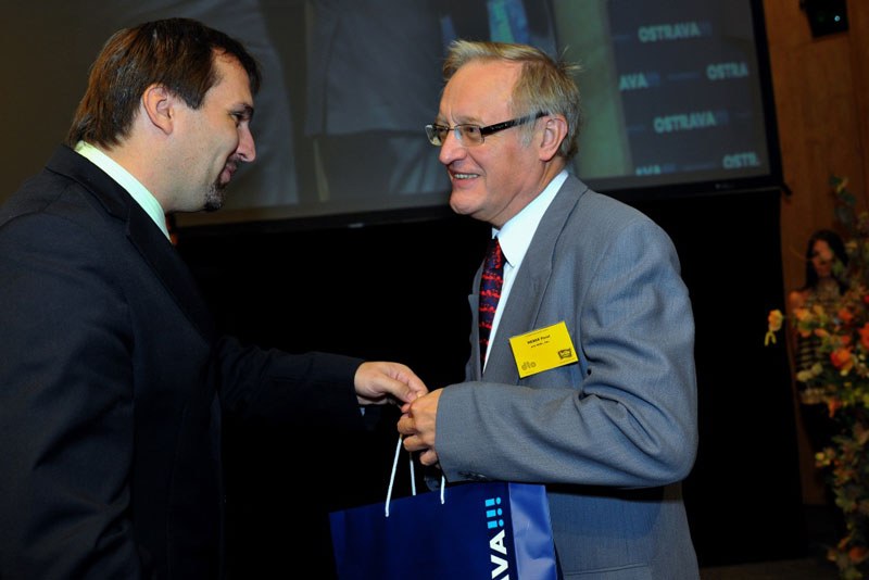 M. Štěpánek předává cenu lékaři Pavlu Weberovi z Brna