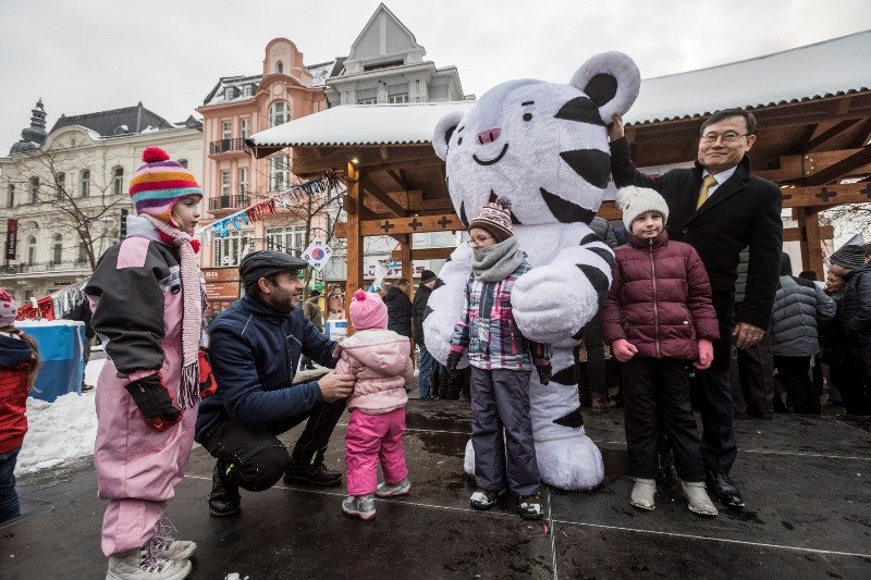 Focení se s maskotem olympijských her v Koreji. 
