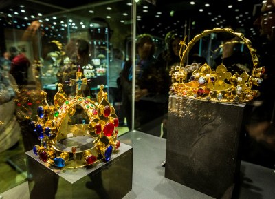 Koruny krále Karla IV. Vlevo legendami opředená Svatováclavská koruna. Foto: J. Zerzoň