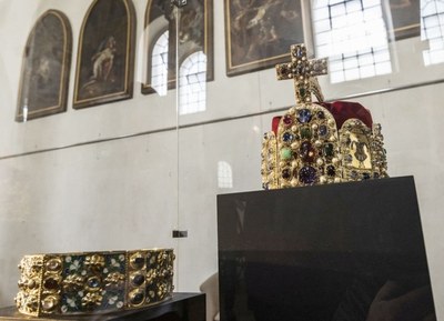 Říšská císařská koruna (vpravo) a koruna lombardských králů označovaná jako železná. Foto: Jiří Zerzoň