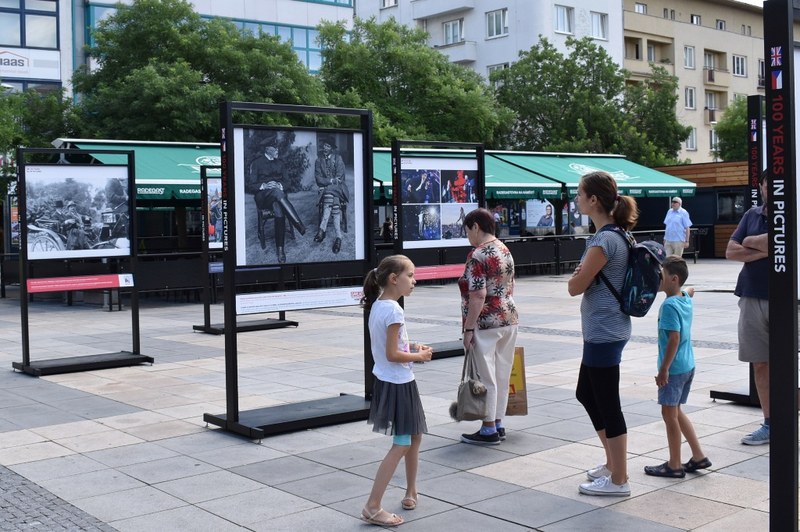 Na fotu uprostřed hovoří prezident Masaryk s prvním britským velvyslancem v Československu.  Na fotu uprostřed hovoří prezident Masaryk s prvním britským velvyslancem v Československu.