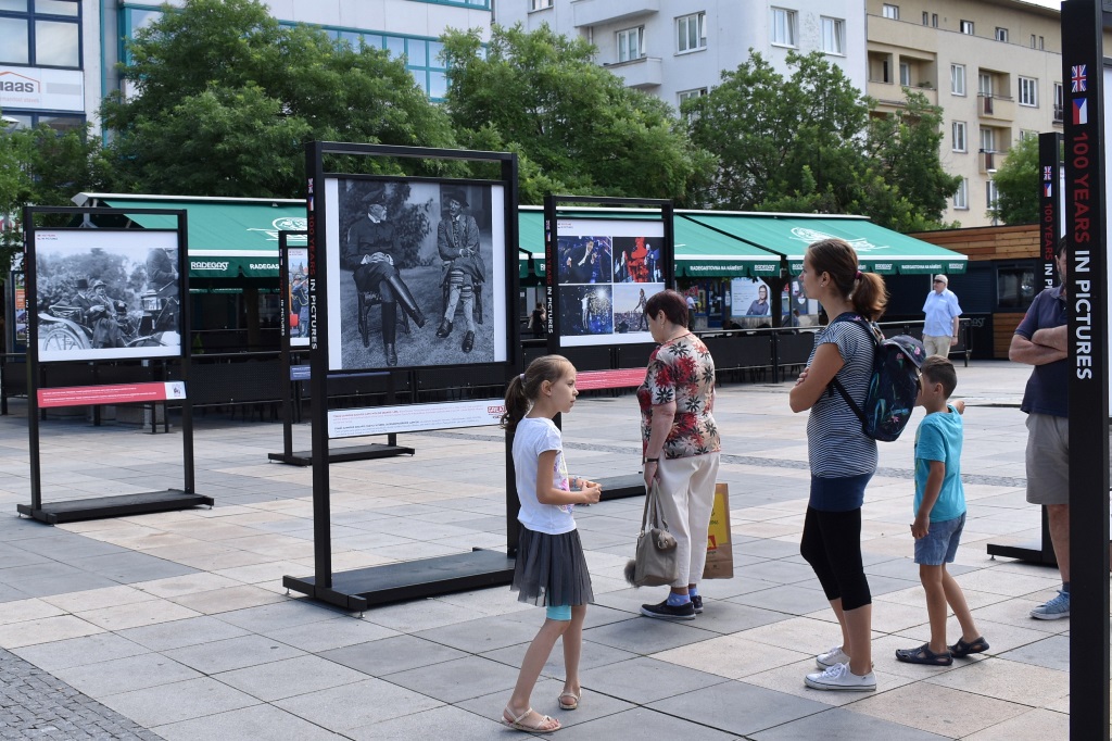 Na fotu uprostřed hovoří prezident Masaryk s prvním britským velvyslancem v Československu. 