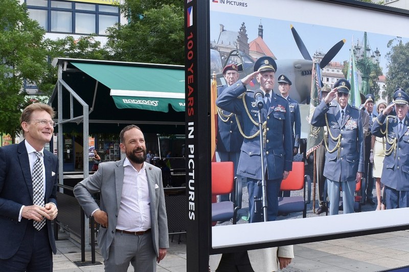 Na výstavě nechybí ani snímek českých válečných letců. 