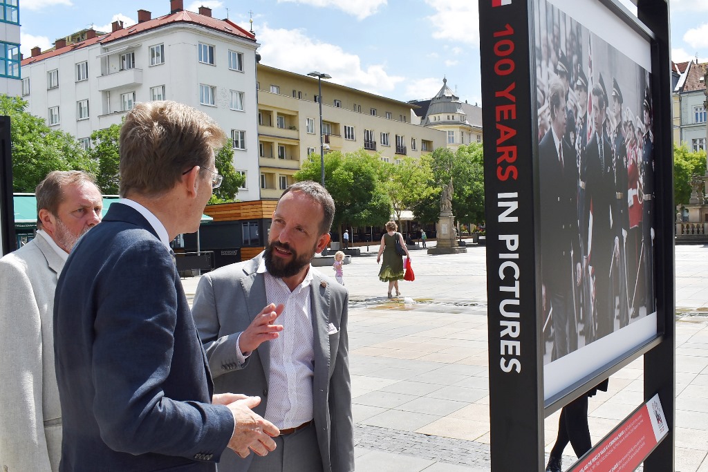 Primátor Tomáš Macura a britský velvyslanec diskutují o fotografiích. 