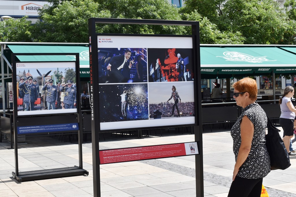 Výstava mapuje 100 let britsko-českých vztahů. 