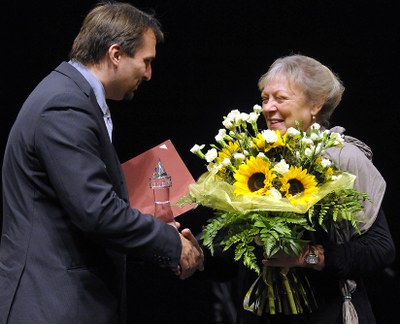 Na snímku Jiřího Urbana náměstek primátora Martin Štěpánek při předávání ocenění Křišťálový kamínek.