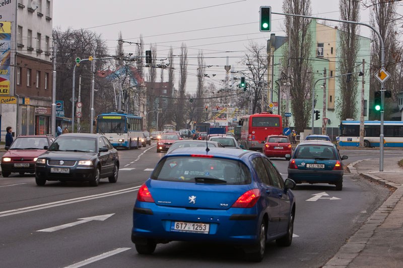 Křižovatku Mariánskohorské a Nádražní řídí nové semafory Křižovatku Mariánskohorské a Nádražní řídí nové semafory
