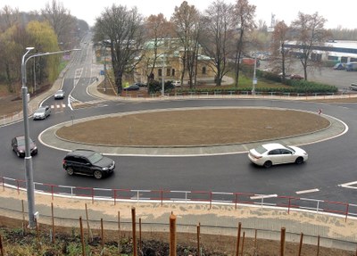 FOTO: Nový kruhový objezd usnadní dopravu na "Slezskou". Snímky Jiří Urban