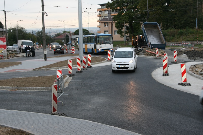 Celá jedna polovina kruhového objezdu je už hotová.