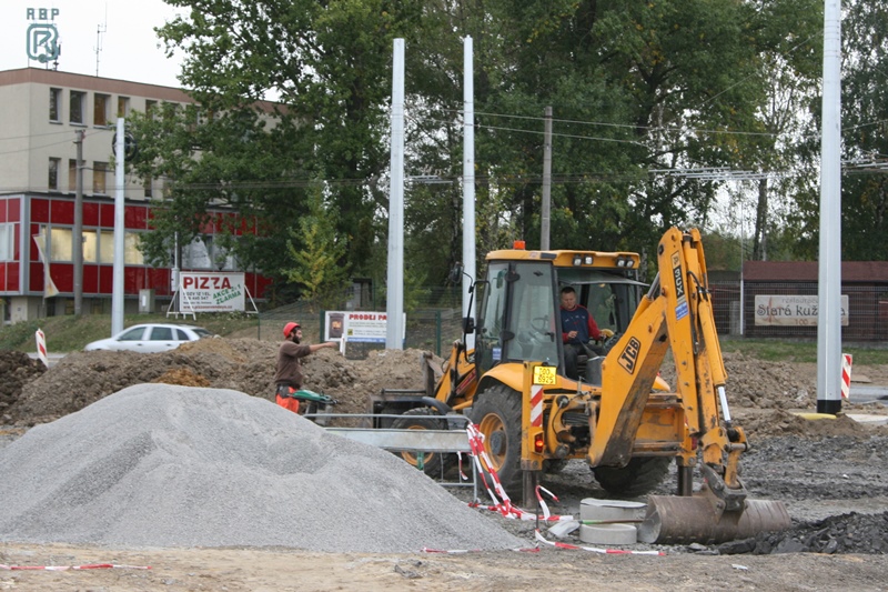 Práce na výstavbě druhé části objezdu pokračují.
