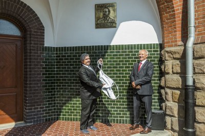 Náměstek primátora Zbyněk Pražák (vpravo) a starosta obvodu Ostrava-Vítkovice Petr Dlabal po odhalení pamětní desky Paulu Kupelwieserovi. Foto: J. Zerzoň