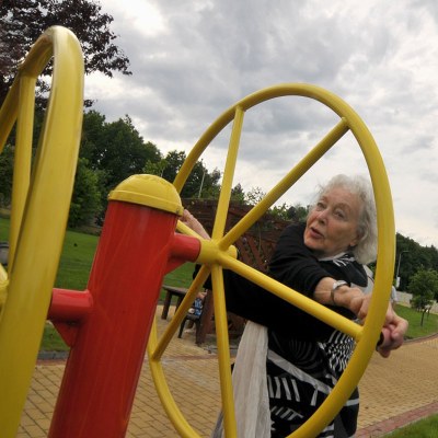 Květa Fialová si ve Fit parku zacvičila na tzv. Kormidle.   SNÍMKY: J. Urban