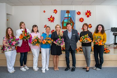 Náměstkyně primátora Lucie Baránková Vilamová (uprostřed) s ředitelem DPS Kamenec Jurajem Chomičem a personálem domova při předání květinové výzdoby. Foto: SteiSi Foto