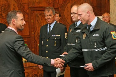 Primátor Tomáš Macura blahopřeje Ladislavu Kitovi (vlevo) a Ondřeji Linhartovi k udělení vyznamenání. Foto: B. Krzyžanek