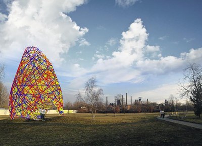Rozhledna v Železárenské ulici podle návrhu ateliéru ADEA projekt. Instalace tvoří kontrast k průmyslovému podniku v pozadí.  