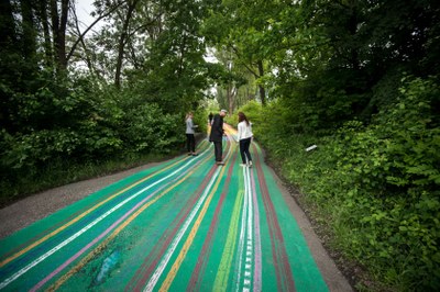 Vlakové nádraží Ostrava–střed spojuje s Dolní oblastí Vítkovic duhová stezka. 