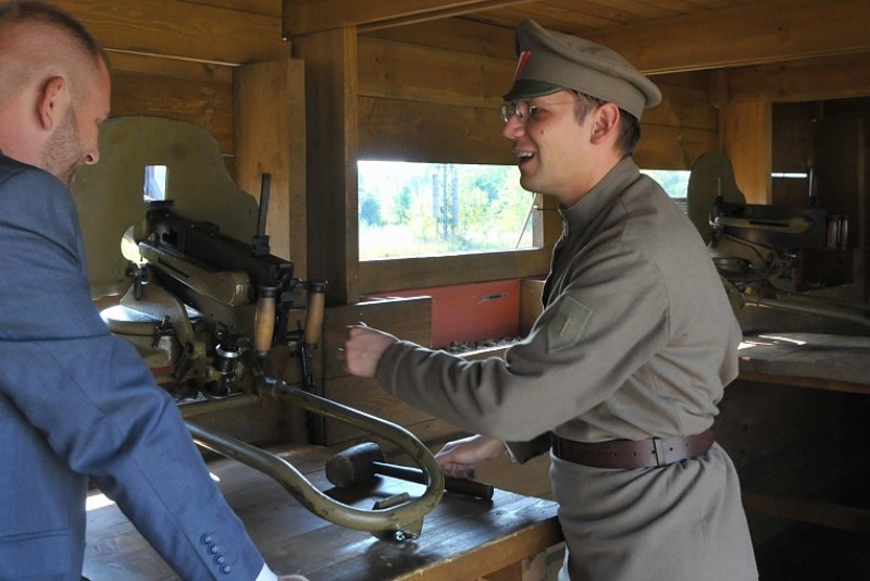 Obsluha kulometu v bojovém voze.