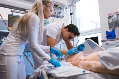 Nácvik endotracheální intubace pro umělé dýchání pacienta. Foto LF OU.