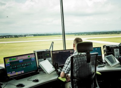 Letoví dispečeři mají nyní ze svého pracoviště ničím neomezený výhled. Foto: J. Zerzoň