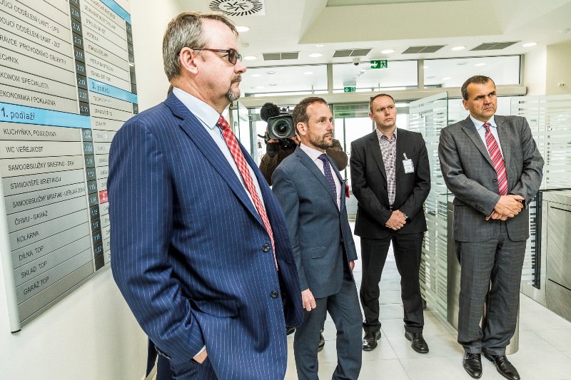 Tomáš Macura a Břetislav Riger (uprostřed) mezi čestnými hosty.