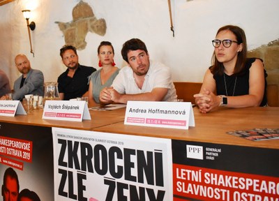 Náměstkyně primátora Andrea Hoffmannová, režisér Vojtěch Štěpánek, Kristýna Leichtová, Josef Kaluža a Guy Roberts na tiskové konferenci k Letním shakespearovským slavnostem. Foto: René Stejskal