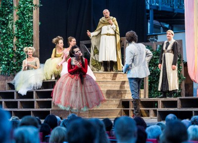 Festival zahájilo pražské nastudování Shakespearovy komedie Mnoho povyku pro nic. Foto: Jiří Zerzoň