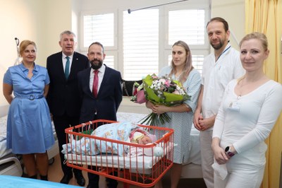 Rona s maminkou a gratulanty. Foto: FNO