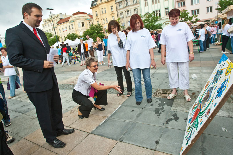 Soutěžní úkoly si vyzkoušela i vedoucí odboru MMO J. Rovňáková