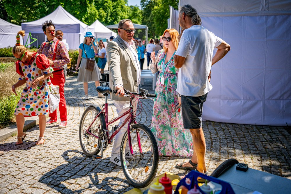 Kolo pro Afriku daroval také primátor Jan Dohnal. Zdravotní klaun uznale přihlíží. Foto: Lukáš Kaboň