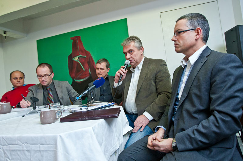 K foto: Besedy se zúčastnili (zprava) Tomáš Kotyza, Dalibor Madej, Lukáš Ženatý, Martin Tomášek, Andreas Triandafilu.