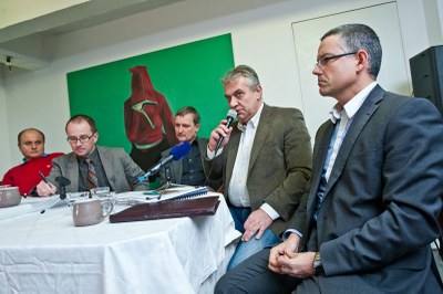 K foto: Besedy se zúčastnili (zprava) Tomáš Kotyza, Dalibor Madej, Lukáš Ženatý, Martin Tomášek, Andreas Triandafilu.