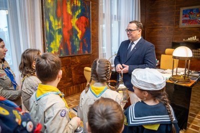 Primátor Jan Dohnal přijímá od skautů Betlémské světlo. Foto: Lukáš Kaboň