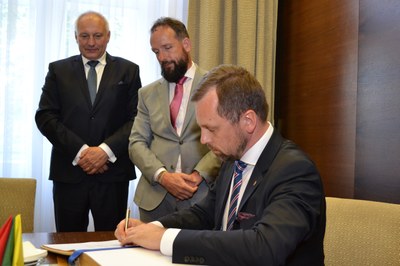 Litevský velvyslanec se zapsal do pamětní knihy města Ostravy.