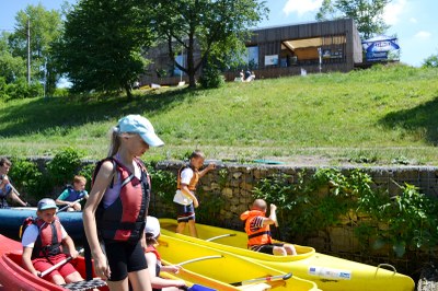 Areál loděnice využívají v létě vodáci. V budově nahoře funguje restaurace, půjčovna in-line bruslí a malé infocentrum. Foto: René Stejskal 