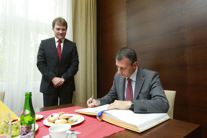 Podpis do pamětní knihy města.