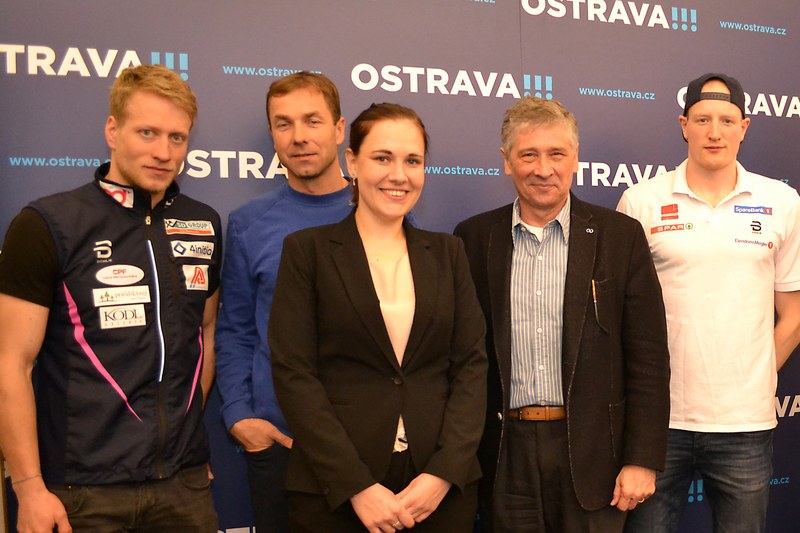 Náměstkyně Andrea Hoffmannová a hejtman Ivo Vondrák s lyžaři Janem Šraitem (zclea vlevo), Paalem Troeanme Aunem (vpravo) a letcem Martinem Šonkou.   Náměstkyně Andrea Hoffmannová a hejtman Ivo Vondrák s lyžaři Janem Šraitem (zclea vlevo), Paalem Troeanme Aunem (vpravo) a letcem Martinem Šonkou.