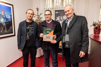 Své „krabice od bot přinesli také primátor Jan Dohnal s náměstkem Jiřím Vávrou. Foto: Jiří Zerzoň