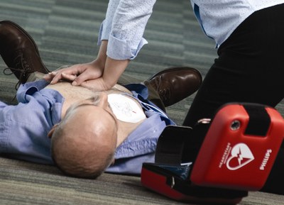 Ukázka použití defibrilátoru. Foto: Philips