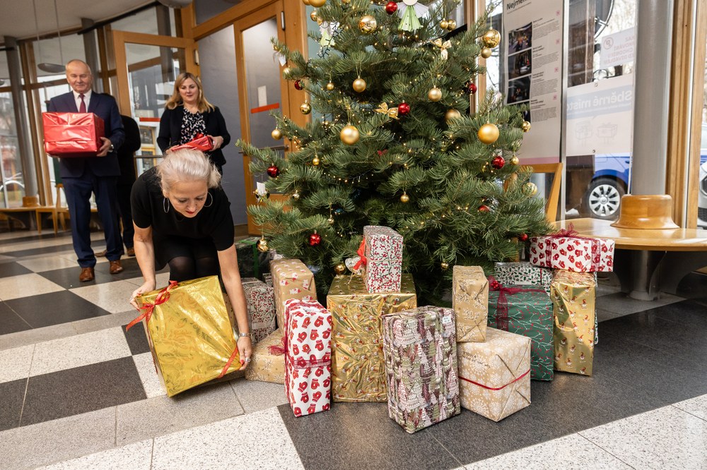 Slečnu mezi 15. a 17. rokem života obdarovala náměstkyně primátora Dagmar Macháčková