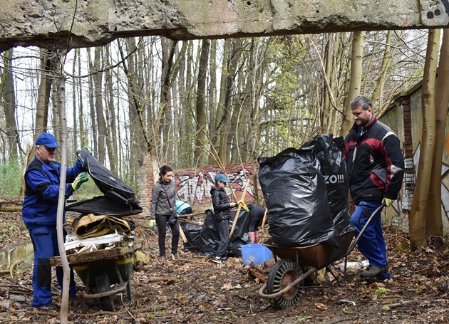 Úklid za hulváckou střelnicí. Foto: René Stejskal Úklid za hulváckou střelnicí. Foto: René Stejskal
