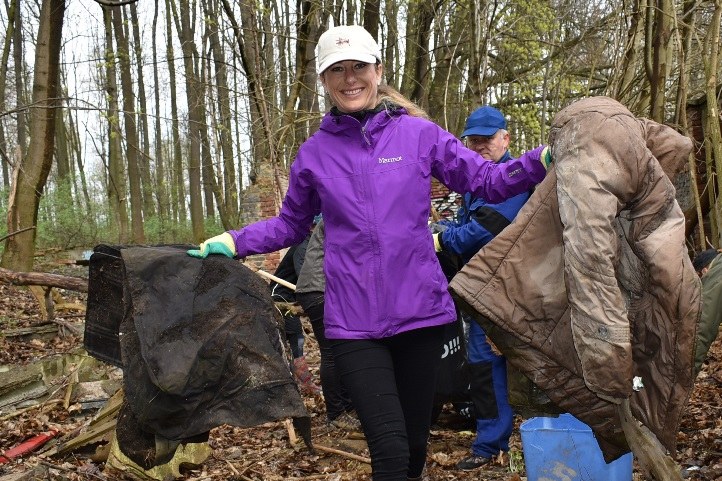 Náměstkyně Kateřina Šebestová při úklidu.