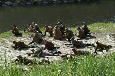 Bojová ukázka v bermě řeky Ostravice. Foto: MMO