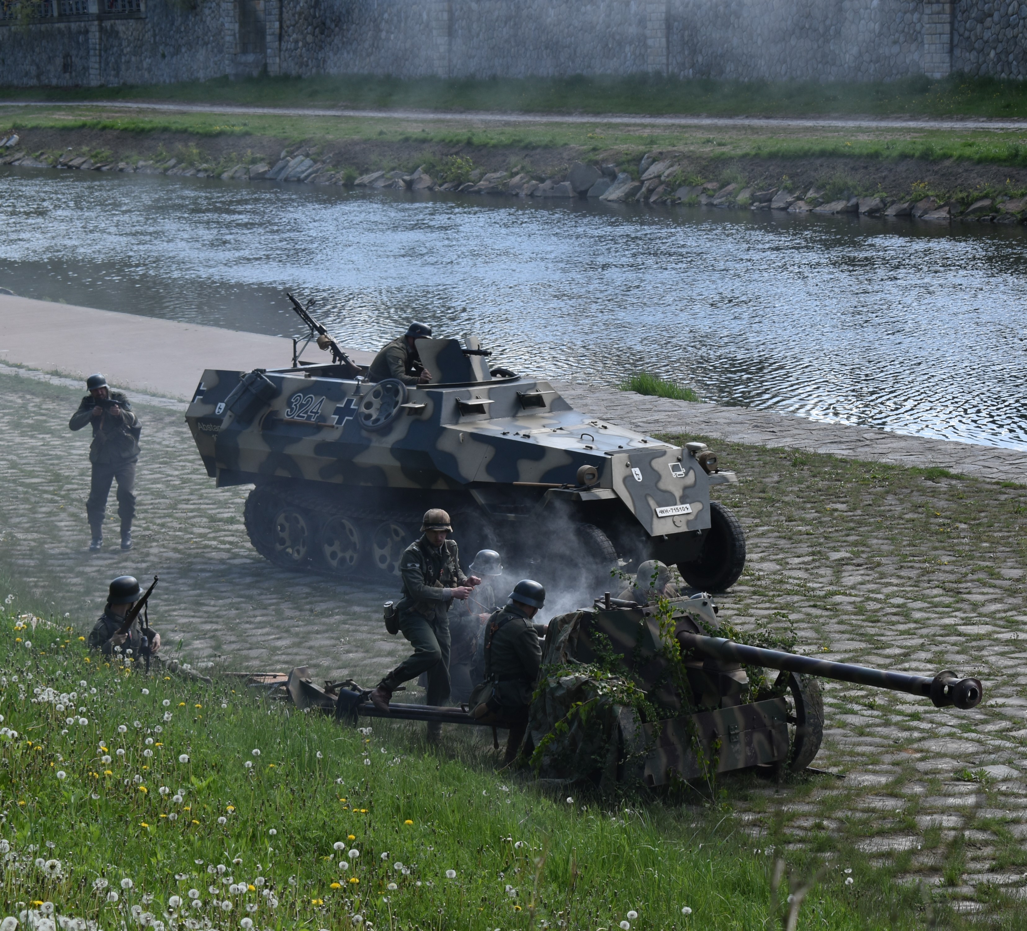 Bojová ukázka v bermě řeky Ostravice