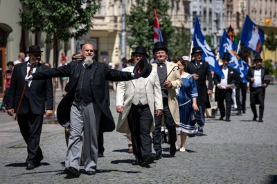 Průvod k oslavám 100 let Velké Ostravy. Foto: Lukáš Kaboň