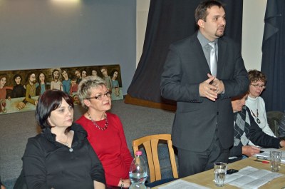 FOTO: Náměstek primátora Martin Štěpánek při besedě se seniory