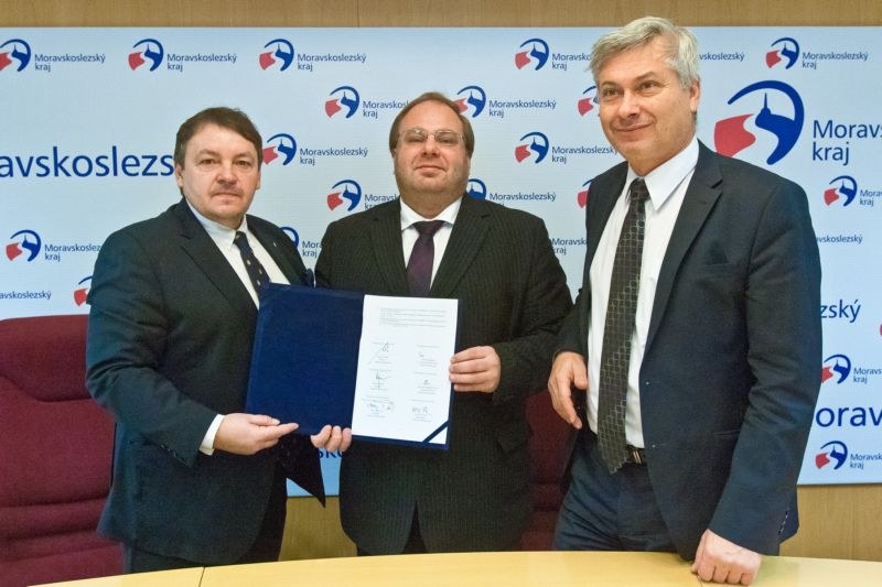 Prezident ČSLH T. Král (zleva), hejtman M. Novák a primátor P. Kajnar.